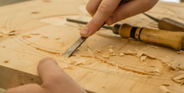 Découvrez les techniques essentielles pour initier les nouveaux artistes à la sculpture sur bois